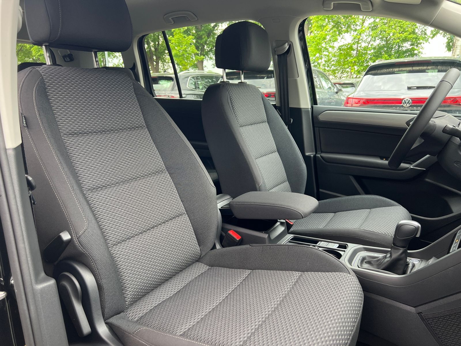 Fahrzeugabbildung Volkswagen Touran Comfortline 1.5 TSI DSG *LED, AHK, 7-Sitz