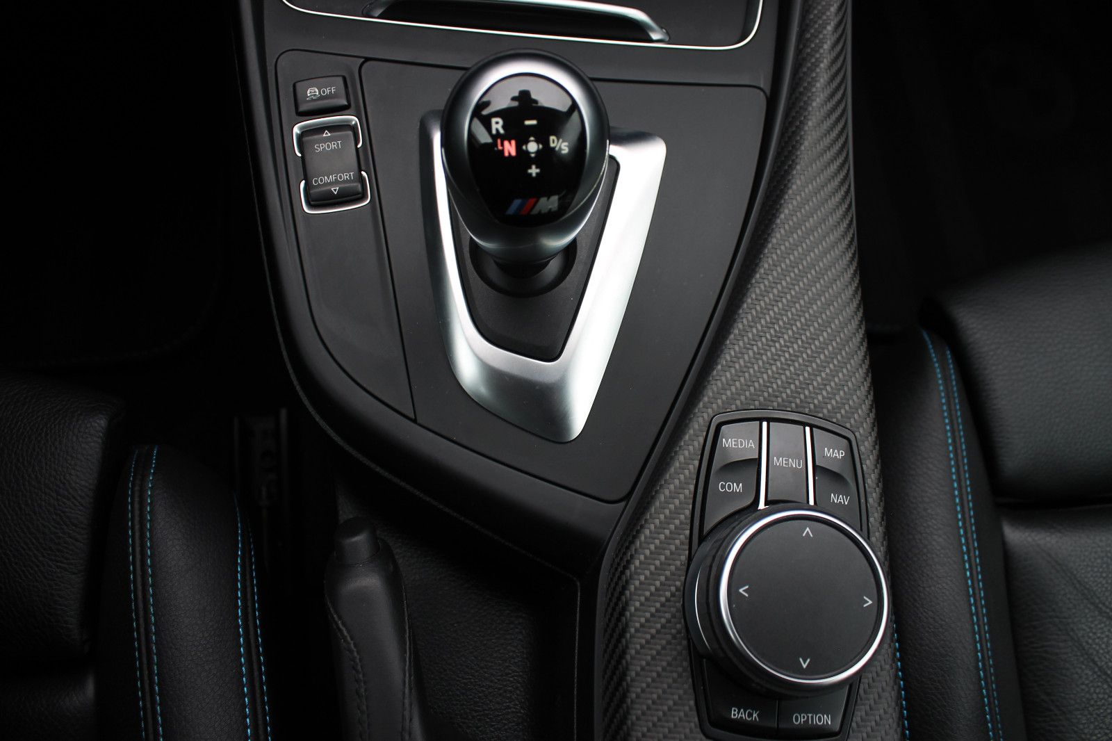 Fahrzeugabbildung BMW M2 Coupé DKG Carbon Dach PDC KAM TEMP H&K LED