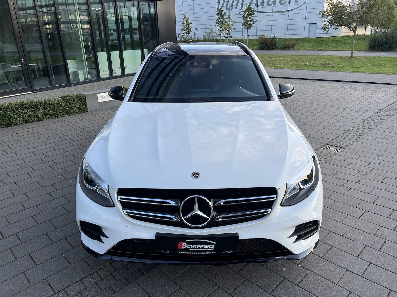 Fahrzeugabbildung Mercedes-Benz GLC 250 4Matic AMG NAVI/LED/AHK/PANO/R-KAMERA