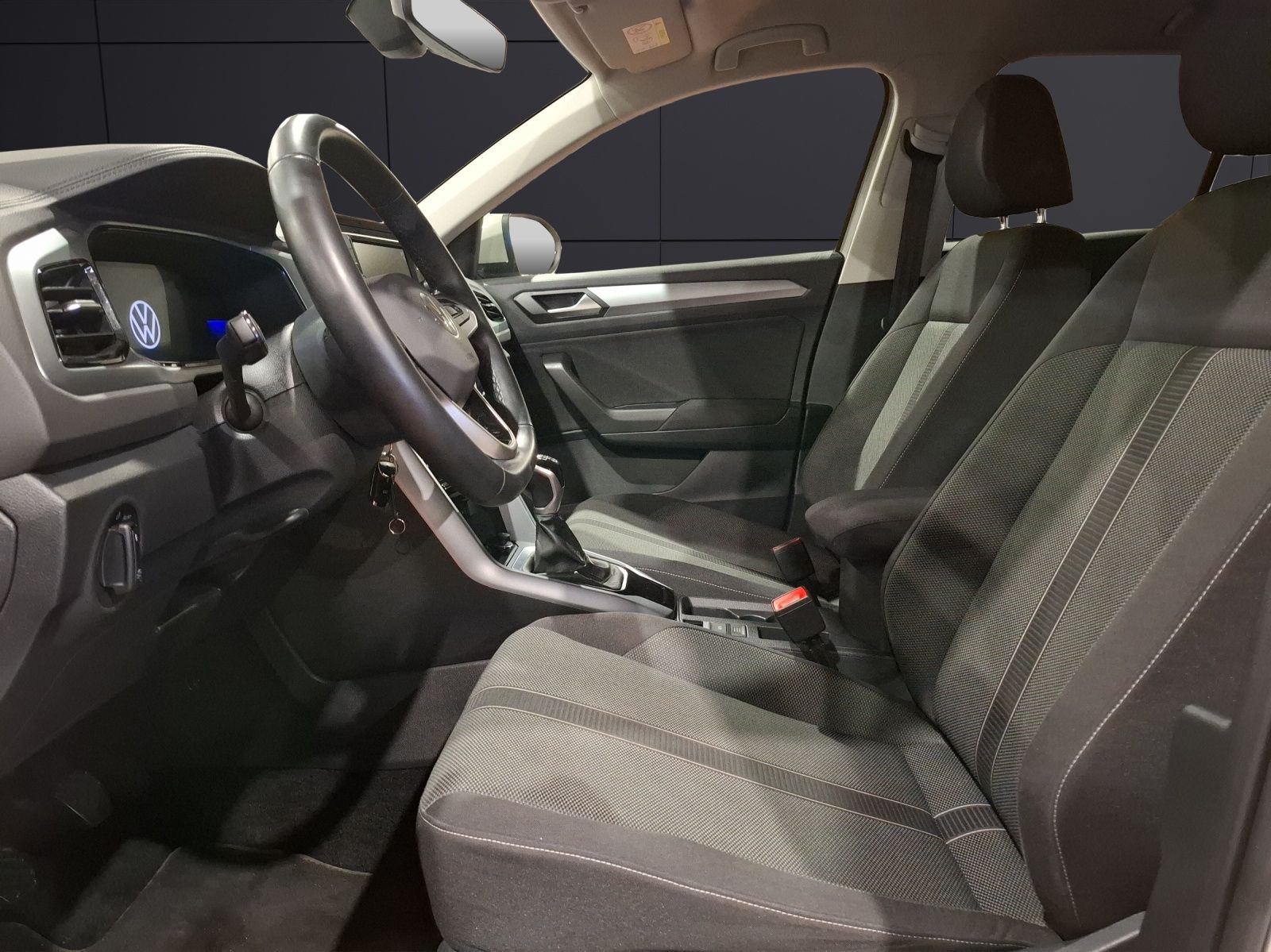 Fahrzeugabbildung Volkswagen T-Roc TSI Life STH LED Park-Assist SH LM