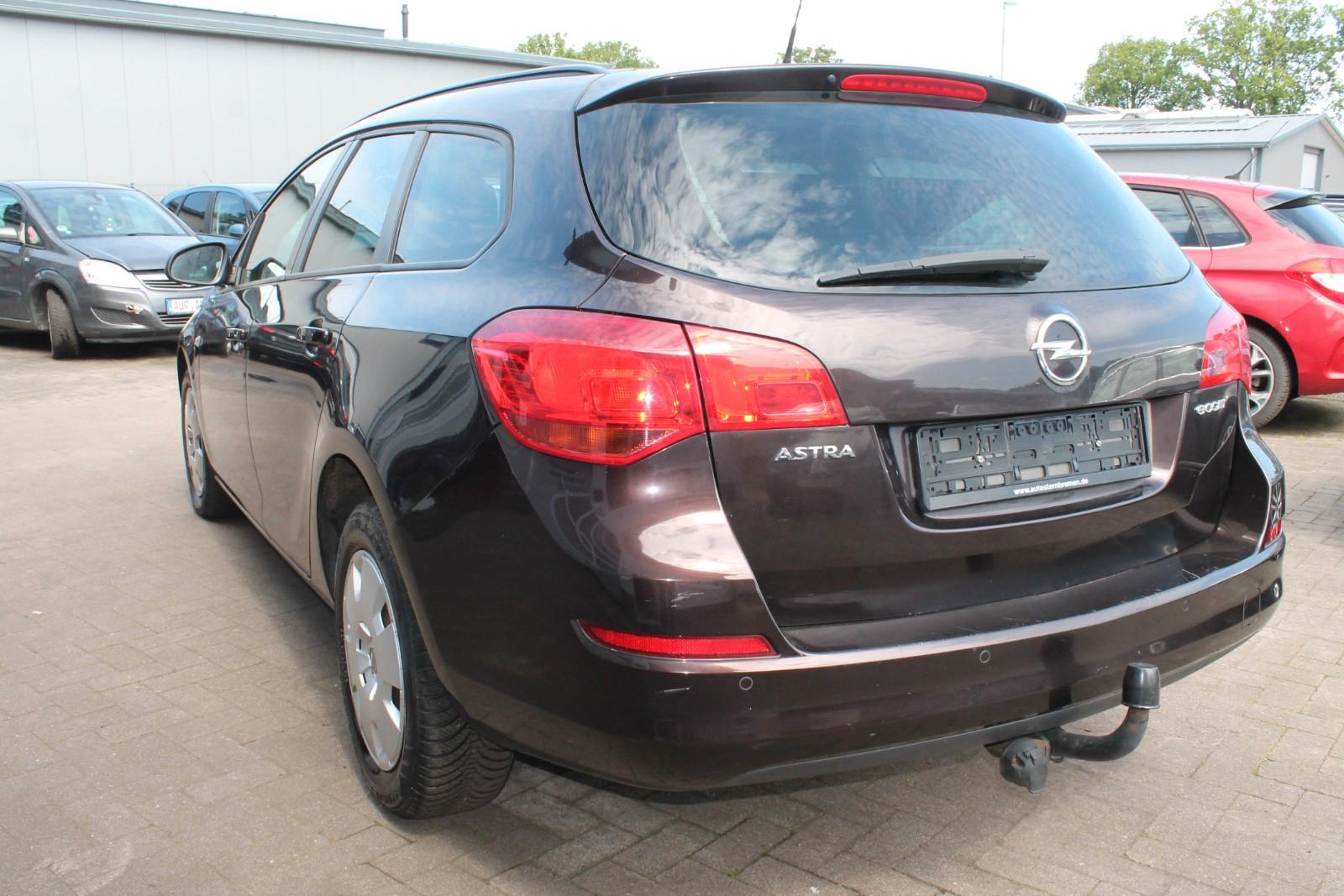 Opel Astra 2011 — photo 7