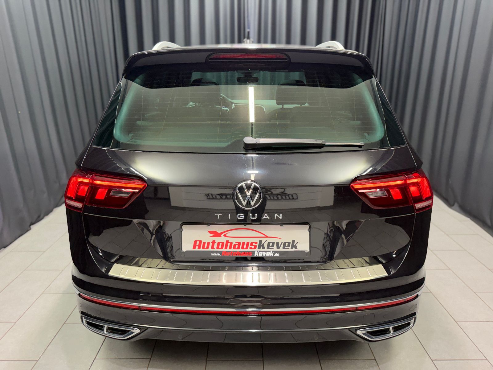 Fahrzeugabbildung Volkswagen Tiguan R-Line 4Motion|PANORAMA|360°-KAMERA|ACC