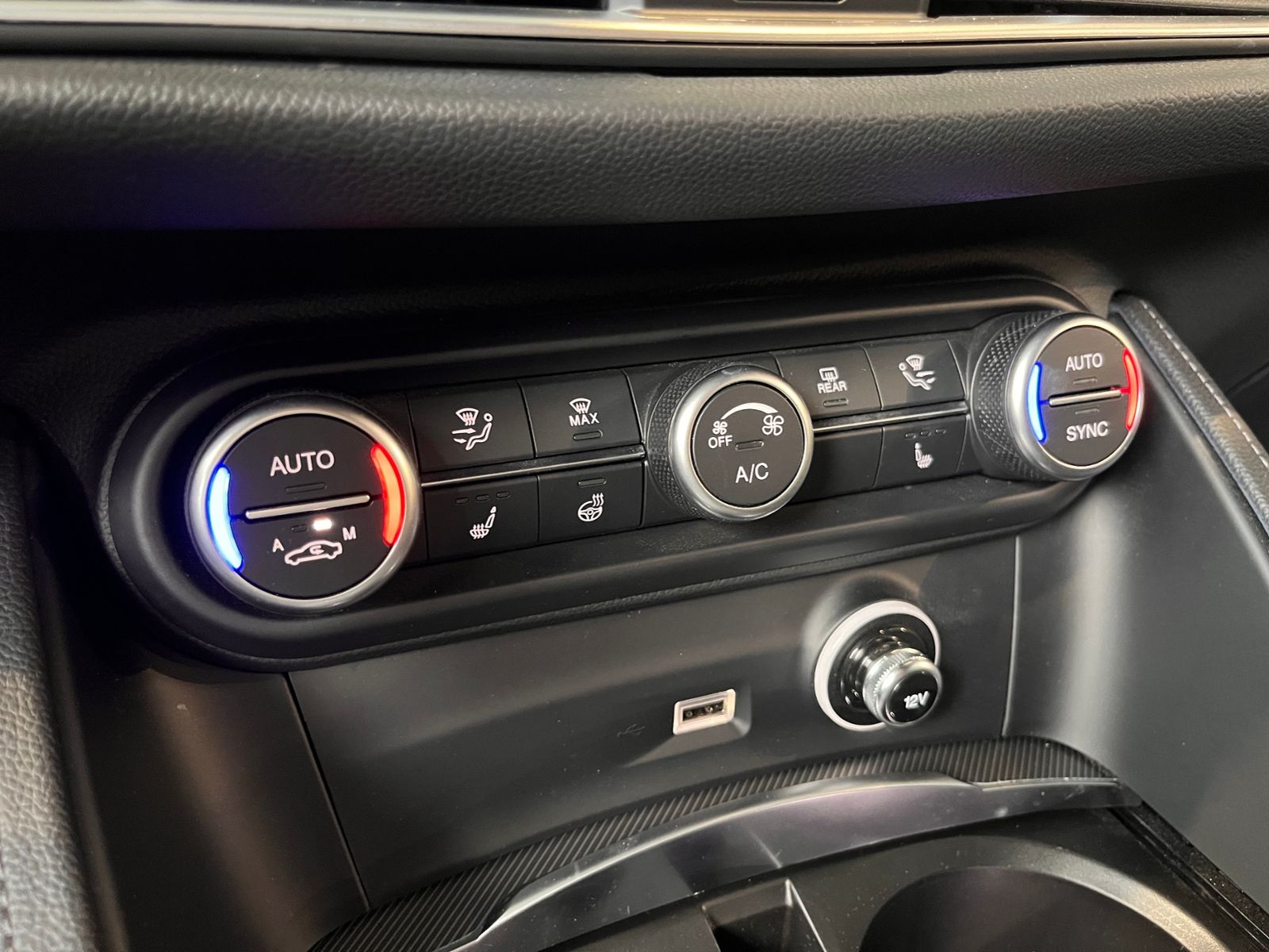 Fahrzeugabbildung Alfa Romeo Stelvio Veloce Q4 ACC NAVI LEDER AHK