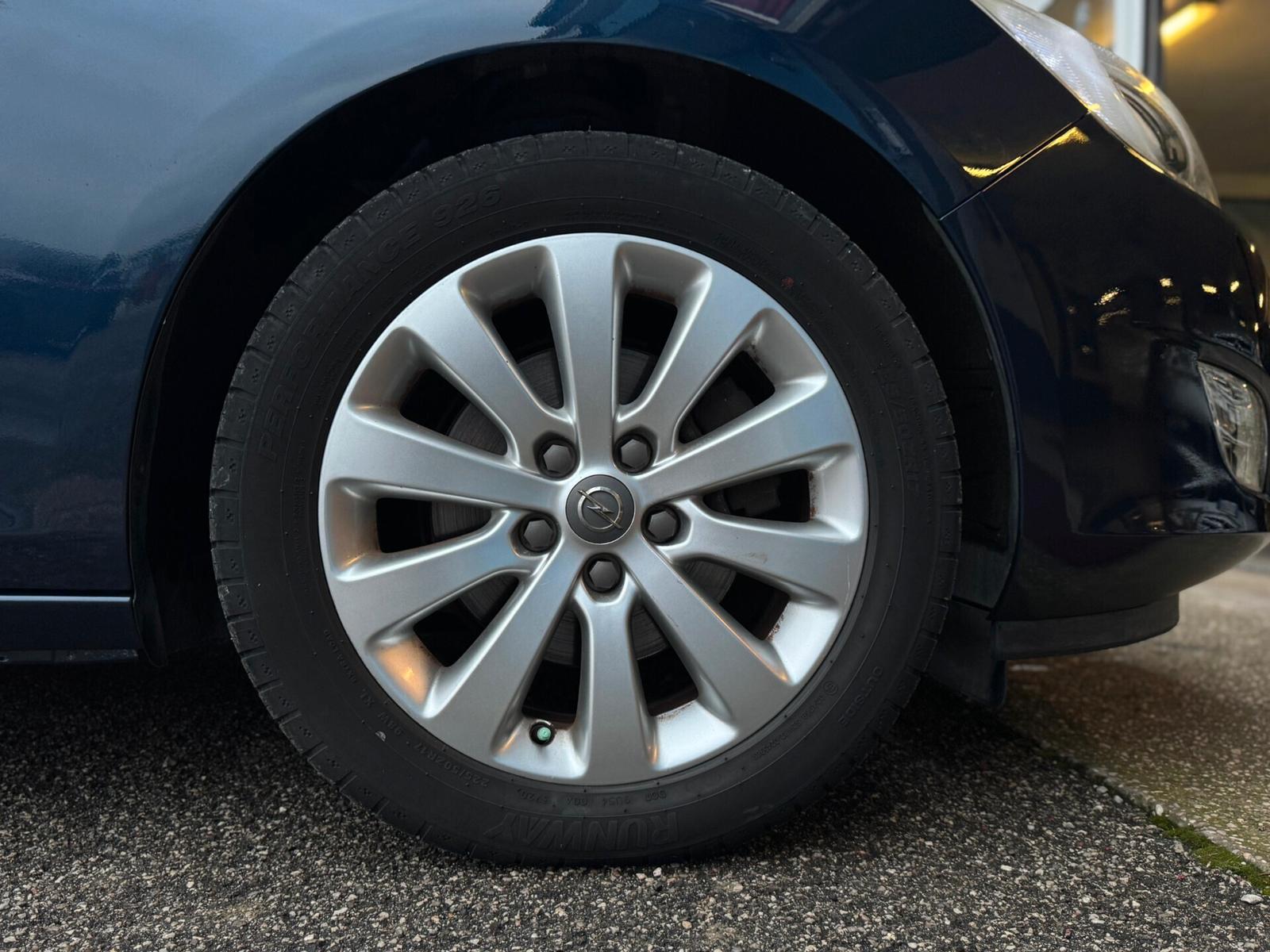 Opel Astra 2011 — photo 14