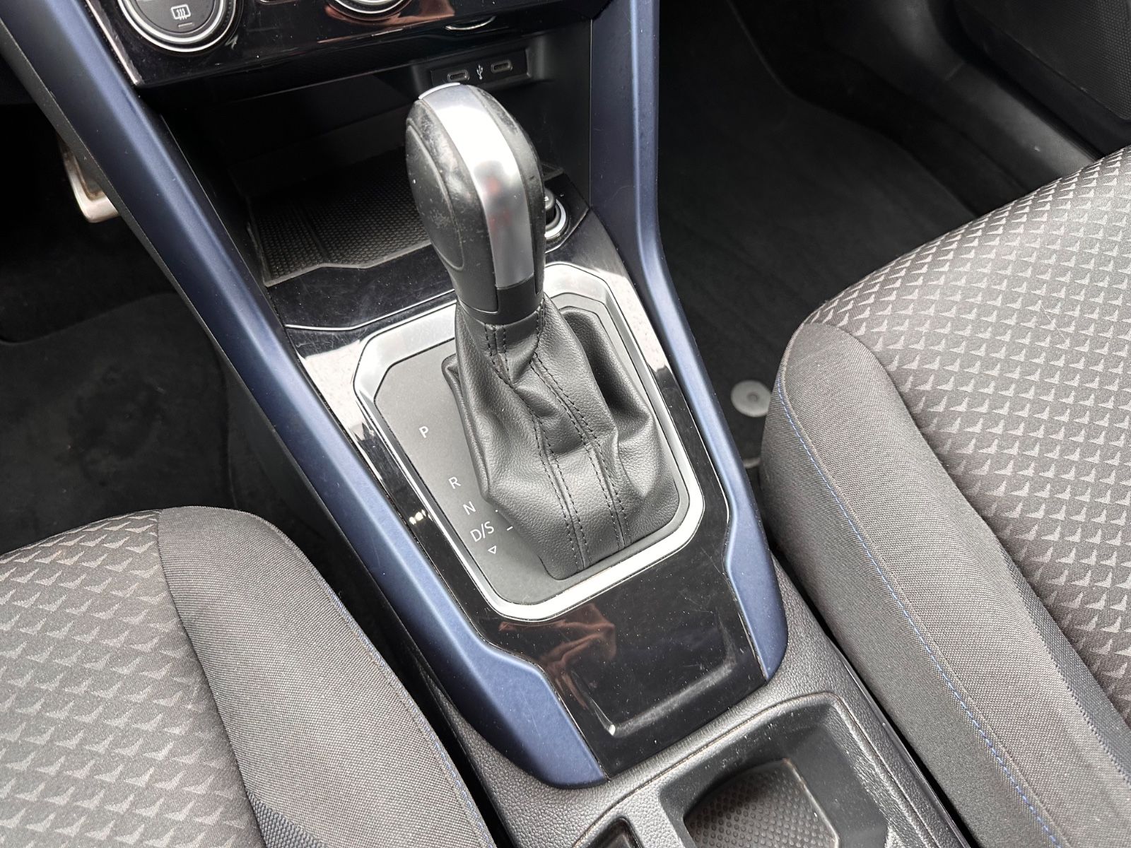 Fahrzeugabbildung Volkswagen T-Roc R Line 2.0 TDI DSG AHK/Beats/Navi/App/19"