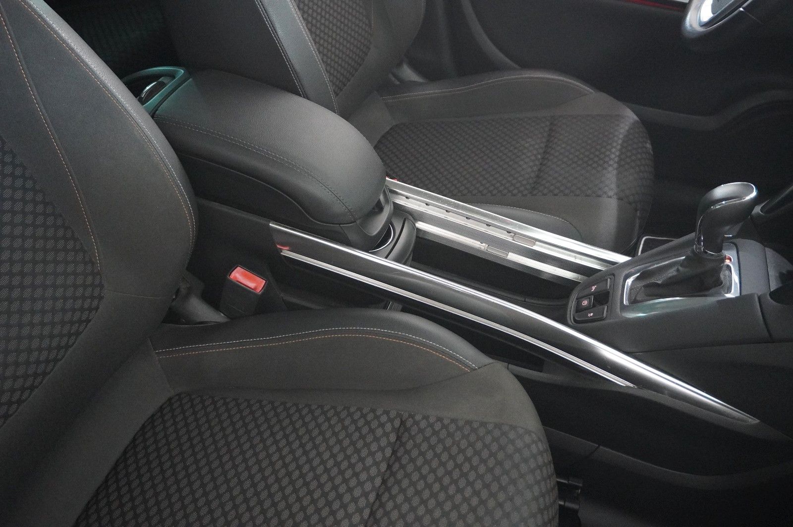 Fahrzeugabbildung Opel Zafira Tourer 1.4T INNOV. 7-SITZER NAVI/KAMERA