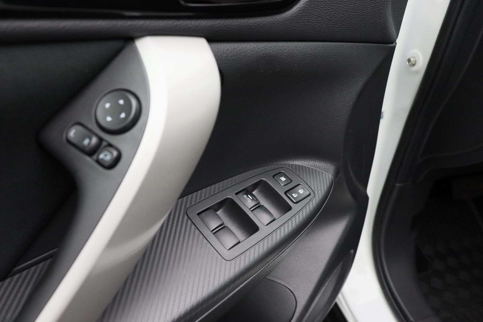 Fahrzeugabbildung Mitsubishi Eclipse Cross 2.4 Basis Hybrid 4WD