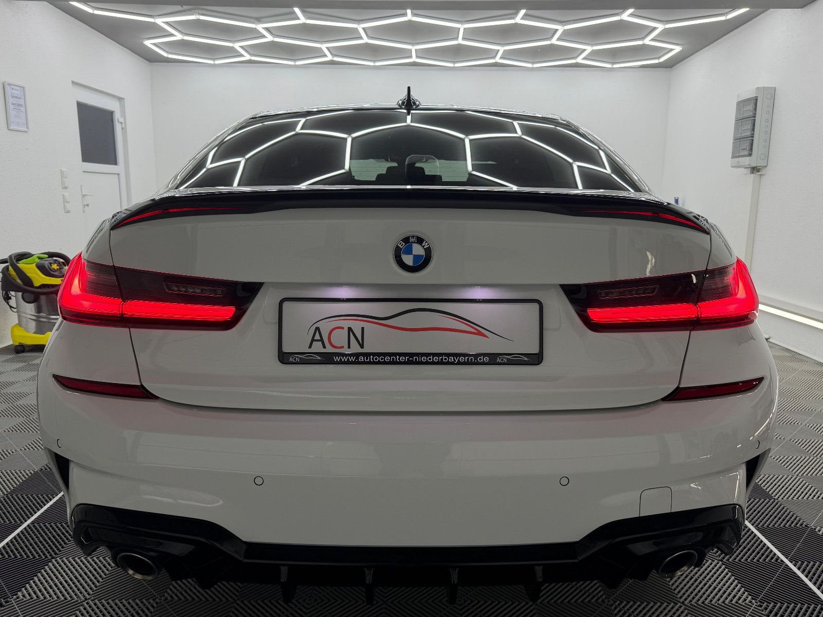 Fahrzeugabbildung BMW 330i xDrive M-SPORT/HUD/DE-FZG/HiFi/LIVE CO/2.HD