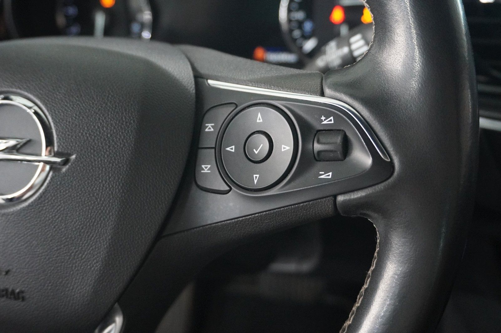 Fahrzeugabbildung Opel Insignia B ST 2.0D ELEGANCE 4X4 NAVI/HUD/BOSE/AH