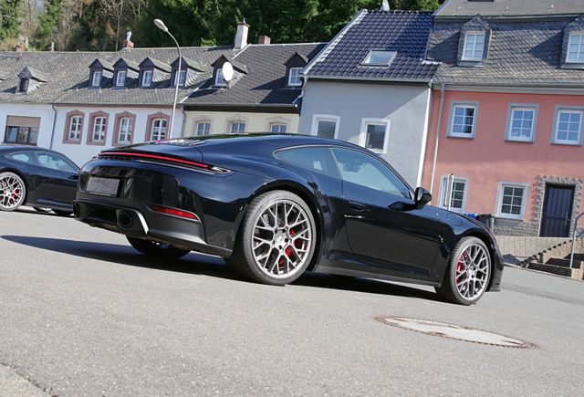 Porsche 992.2 4S*Schiebdach,Chrono,Sitzlüftung,BOSE,360°