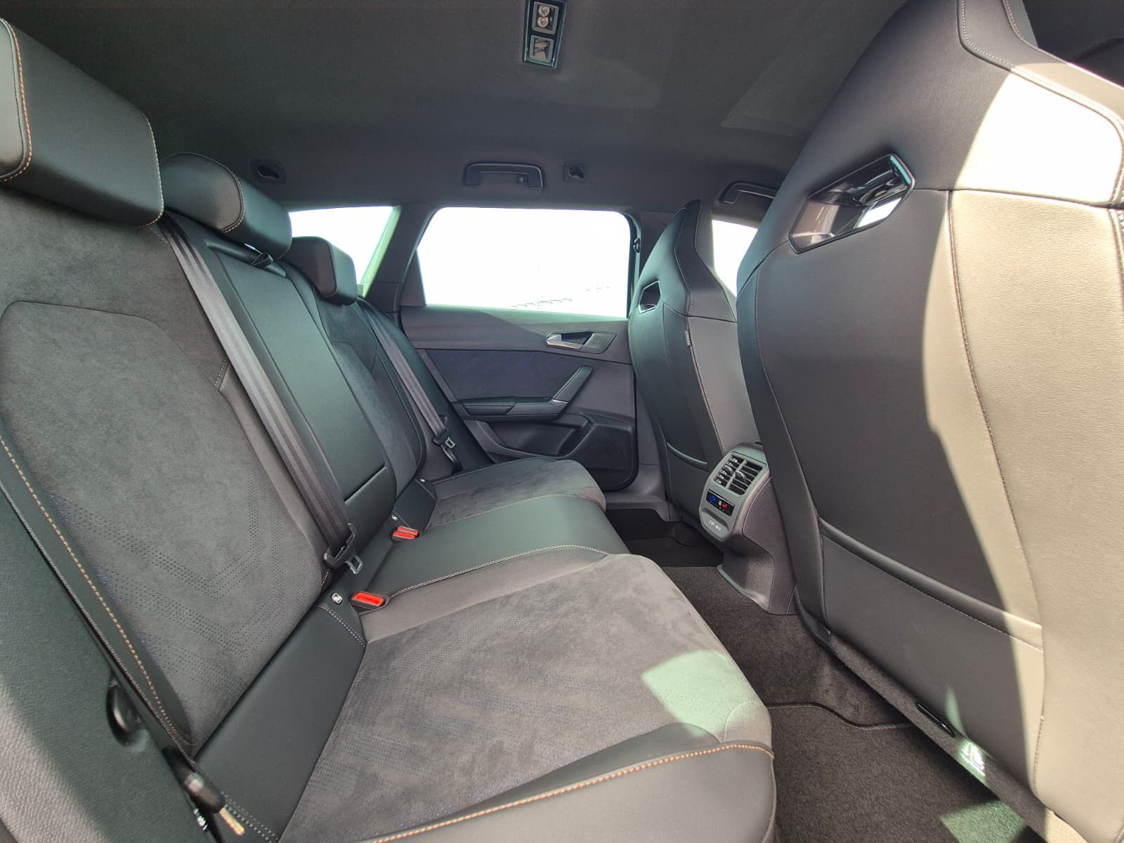 Fahrzeugabbildung CUPRA Leon 1.5 eTSI DSG AHK*DYNAMICA*EDGE*LED*5JGARAN.