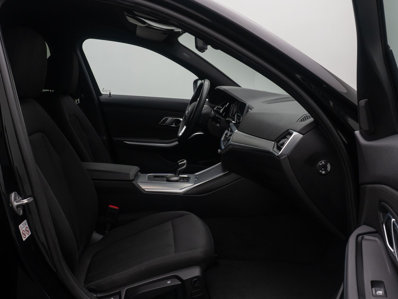 Fahrzeugabbildung BMW 318i CockpitPlus DAB GeschwindigReg Alarm HiFi