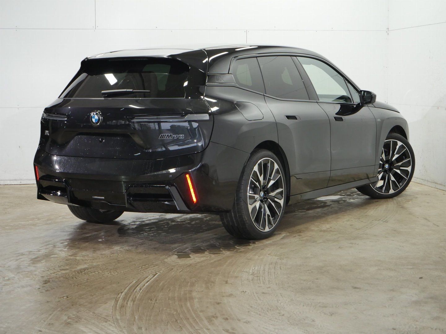 Fahrzeugeinzelansicht 8 Fahrzeugabbildung BMW iX M70 |B&W |Panoramaglasdach| Sitzbelüftung vor