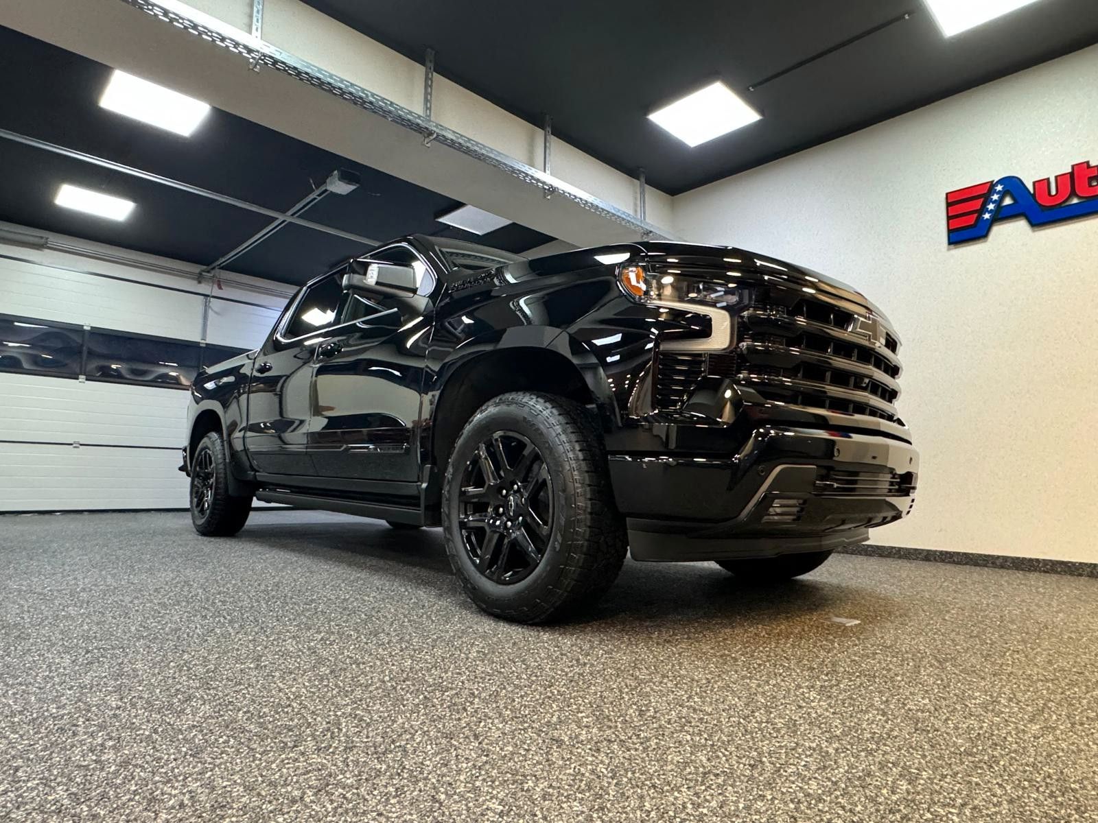 Fahrzeugabbildung Chevrolet 26 SILVERADO MIDNIGHT HIGH COUNTRY 6.2L V8-4x4