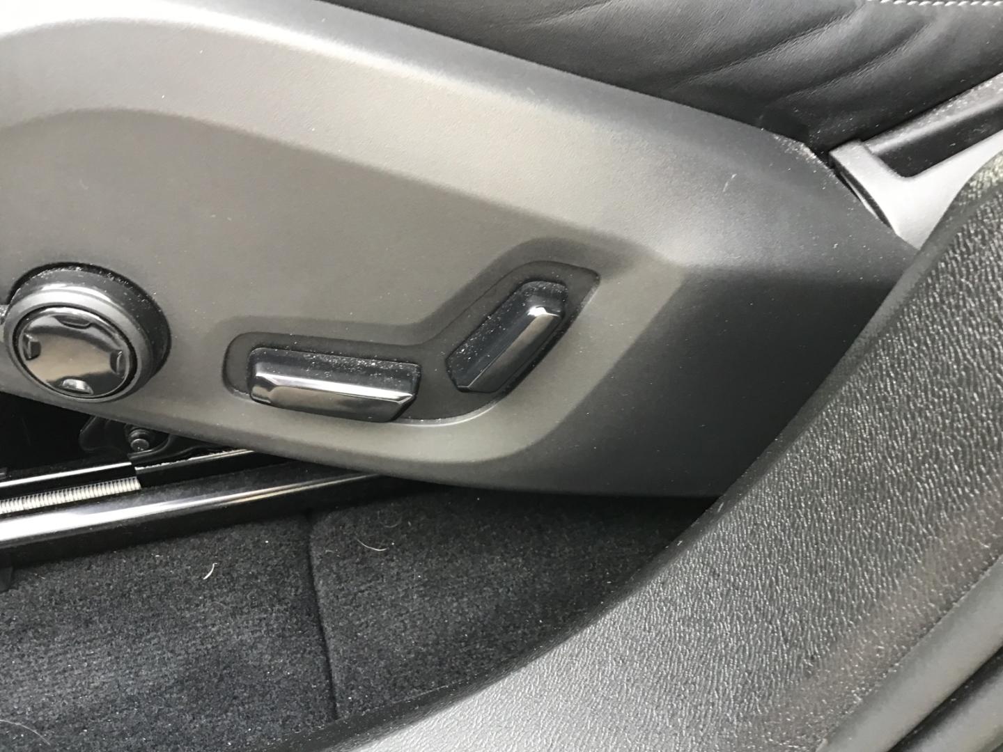 Volvo XC60 T8AWD Ultra Dark Luftfahrwerk Massage B&W