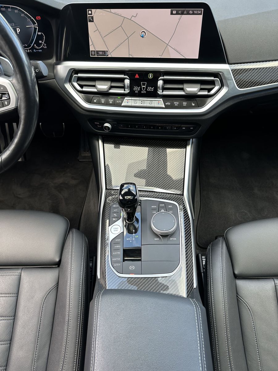 Fahrzeugabbildung BMW 330e Touring xDrive M-Sport NAV+LED+PANO+HEAD-UP