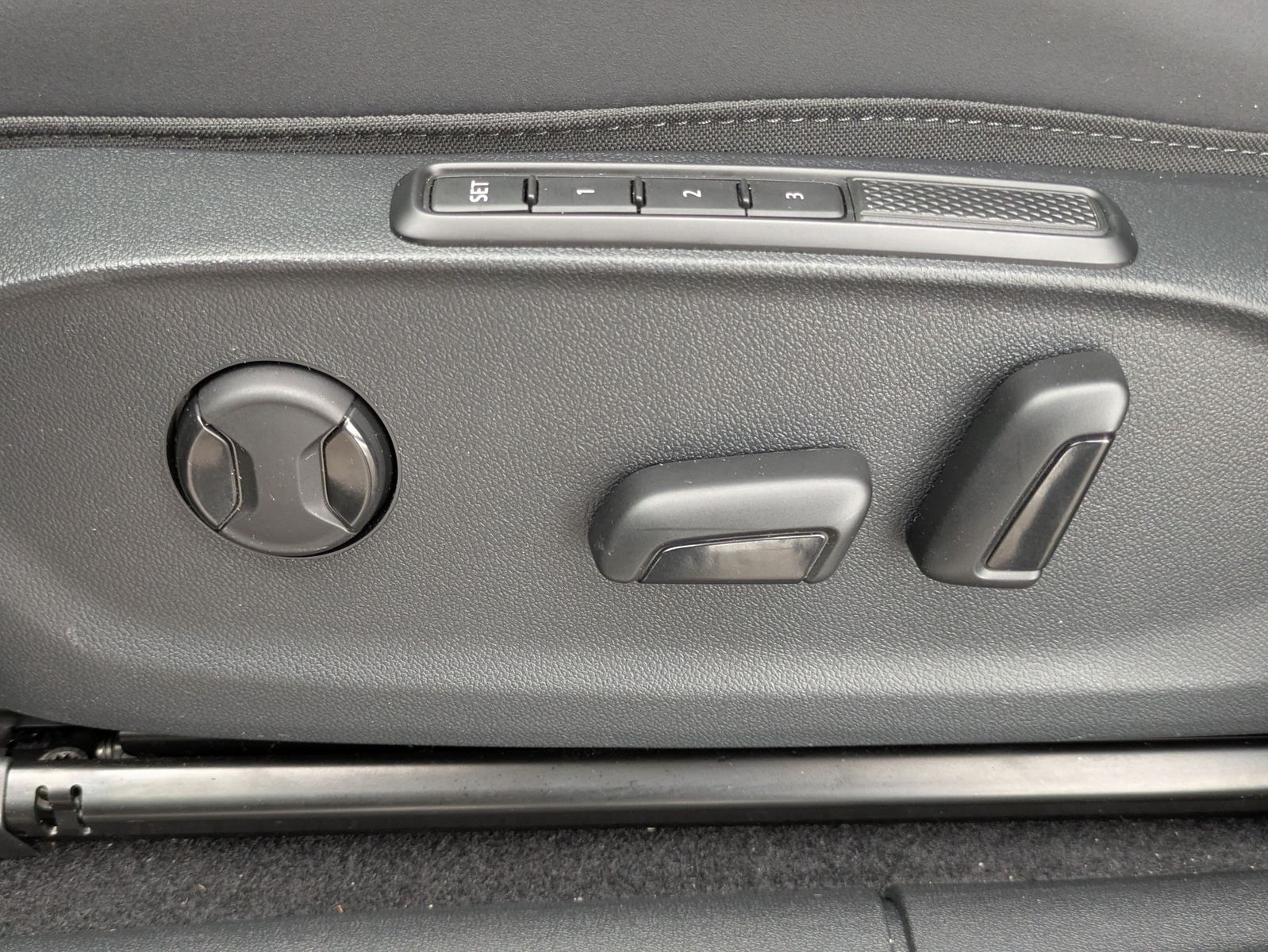 Fahrzeugabbildung CUPRA Terramar 2.0 TSI 4D VZ HUD*MATRIX*PANO*DCC*20"