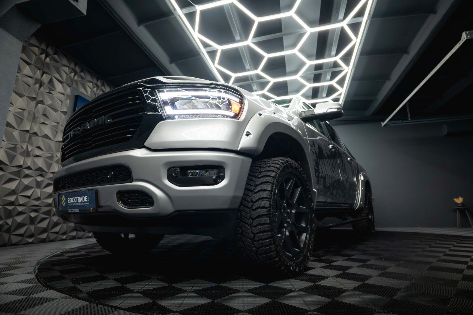 Fahrzeugabbildung Dodge RAM 5.7 V8 HEMI 4x4 LARAMIE PUNISHER *Pano*LED*