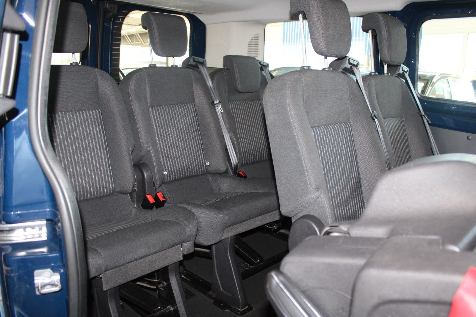 Fahrzeugabbildung Ford Transit Custom Kombi TREND 9-Si Doppelklima AHK