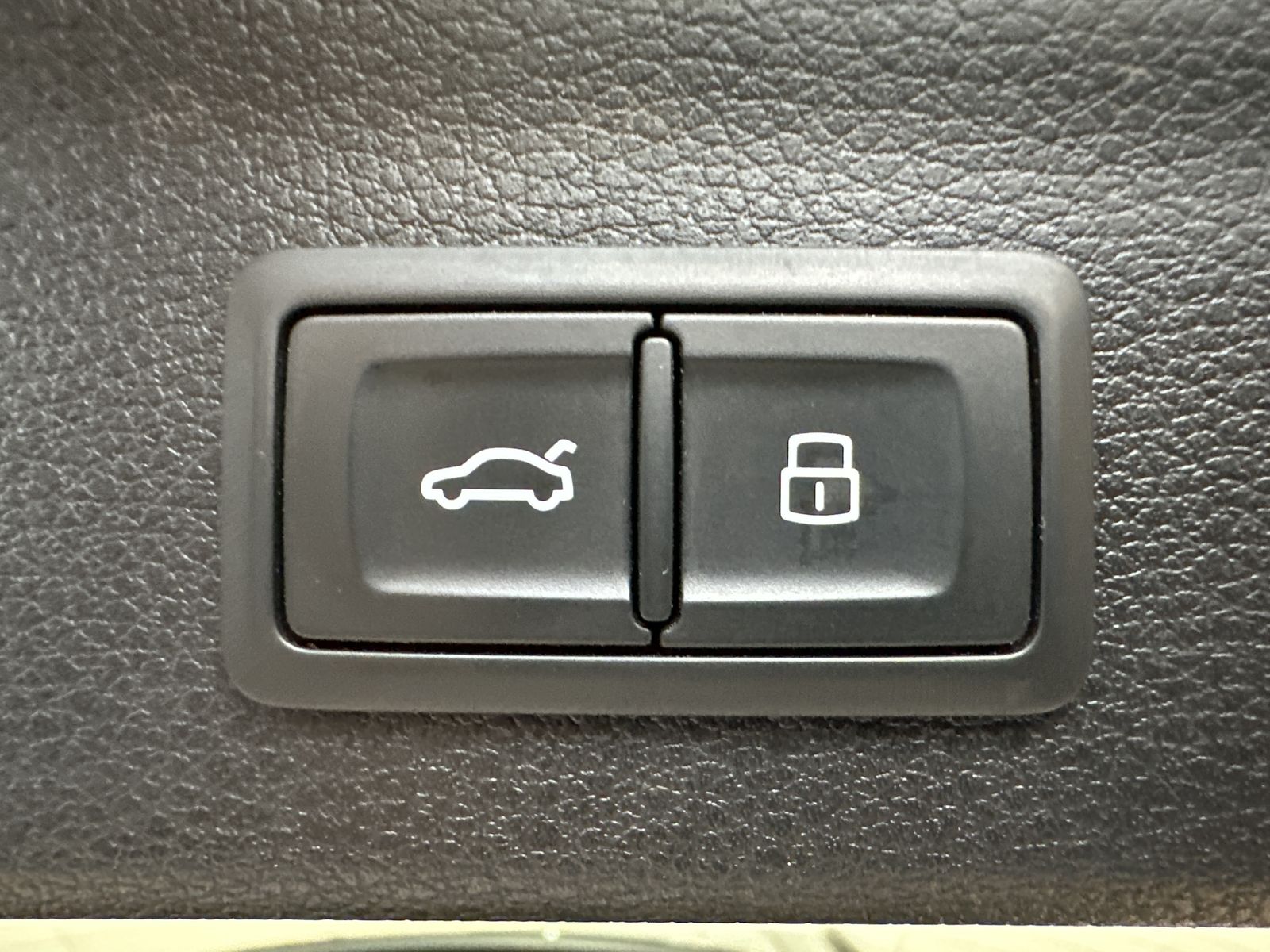 Fahrzeugabbildung Audi Q3 35 TDI S-Line LED+PANO+AHK+STANDHEIZUNG+18ZO