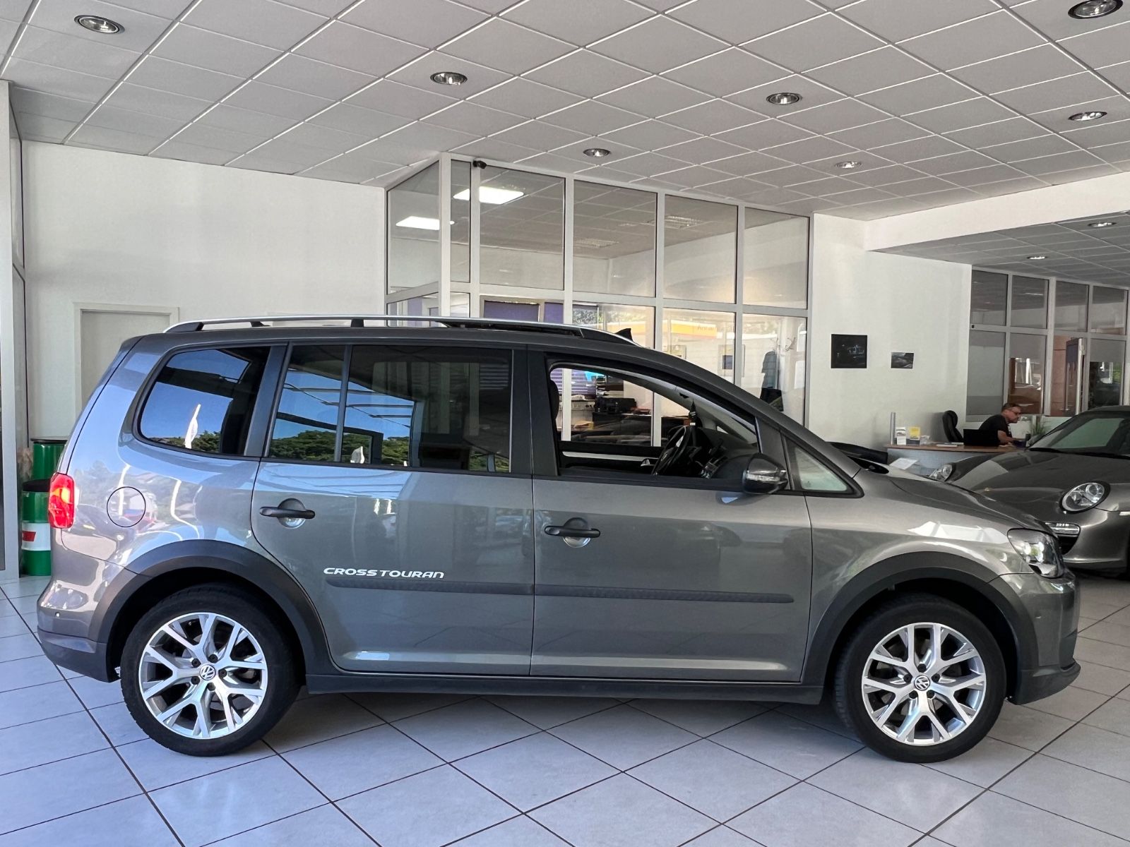 Fahrzeugabbildung Volkswagen Touran 1.4TSI CrossTouran * 7.Sitzer*PANO*KAMERA