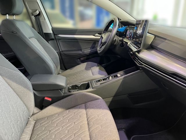 Fahrzeugabbildung Volkswagen Golf 1.5 eTSI DSG LIFE PANORAMA NAVI GJR HUD
