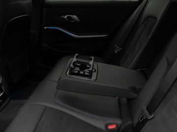 Fahrzeugabbildung BMW 330e Tour M Sport Komfortzugang Kamera 18"M LMR