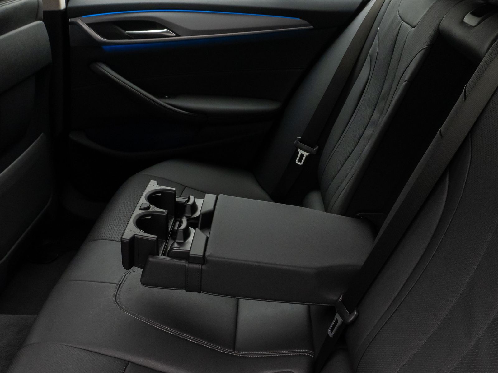 Fahrzeugabbildung BMW 530e Kamera DAB WLAN CockPitPro ACC Alarm LED