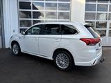 Mitsubishi Outlander 2.4 MIVEC PLUG-IN HYBRID 4WD Plus - Mitsubishi Gebrauchtwagen in Stuttgart