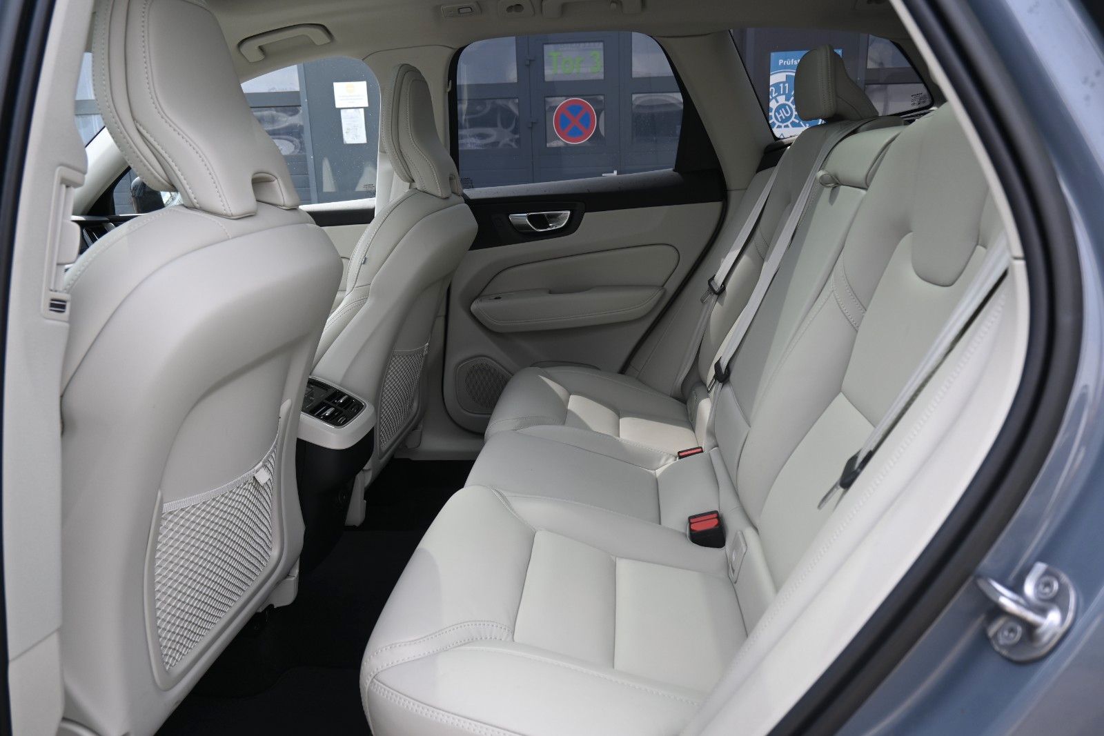 Fahrzeugabbildung Volvo XC60 B5D AWD Ultimate Dark*LED*PANO*STHZ*H&K*360