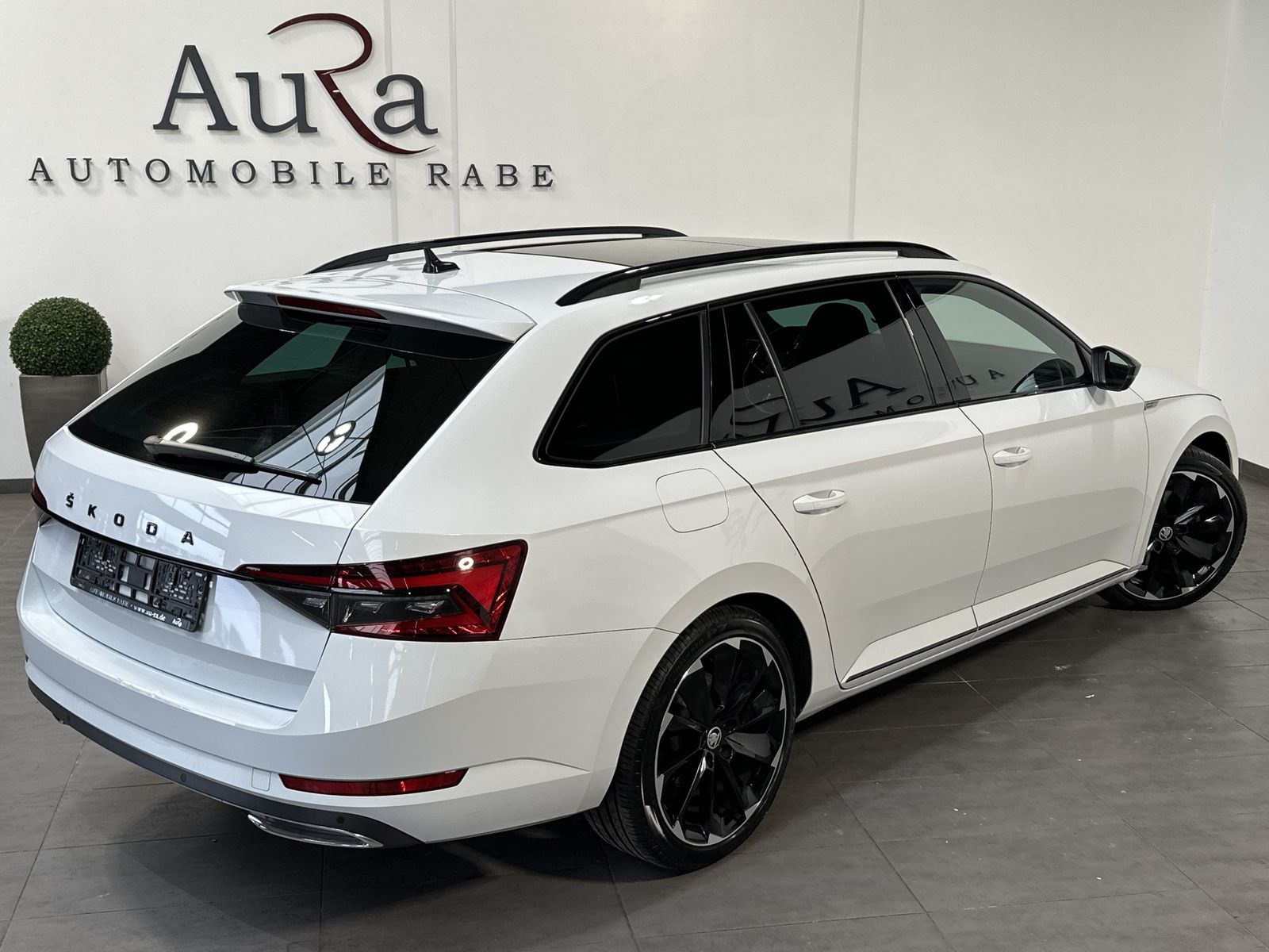 Fahrzeugabbildung SKODA Superb Combi 2.0 TDI DSG Sportline NAV+LED+PANO