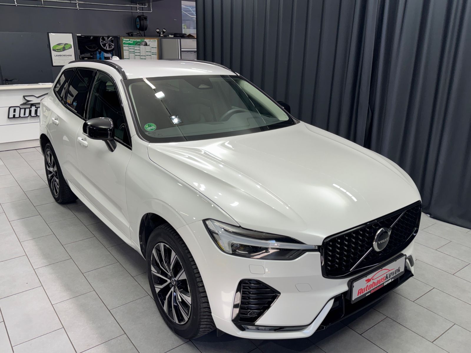 Fahrzeugabbildung Volvo XC 60 Plus Dark AWD |H/K|STDHZ|LED