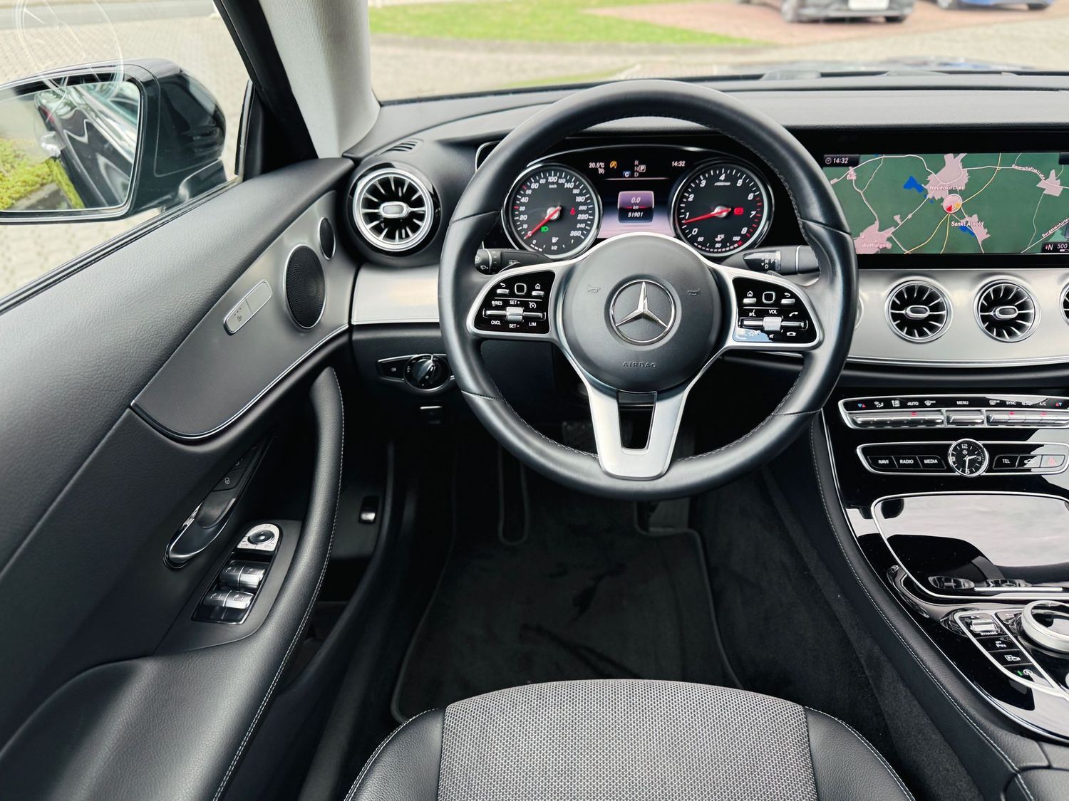 Fahrzeugabbildung Mercedes-Benz E 200 Coupé AVANTGARDE, AHK schw., RFK, Totw., L