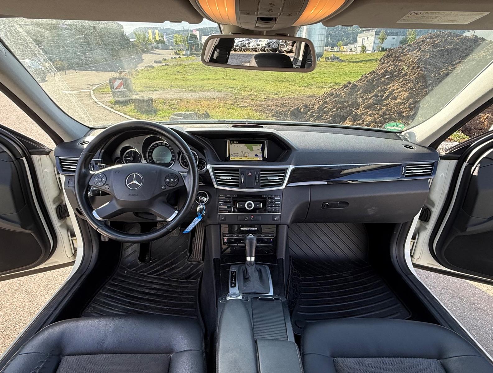 Mercedes-Benz E200 2010 — photo 12