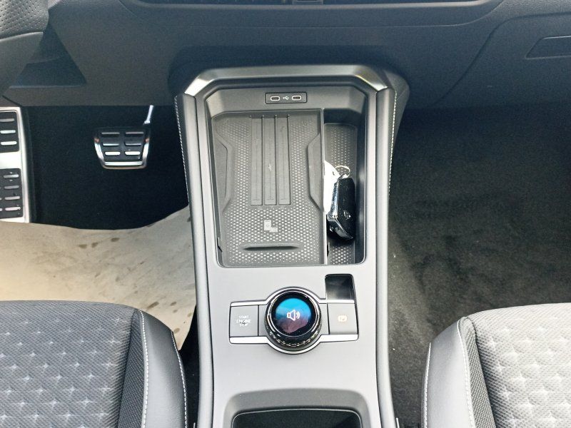 Fahrzeugabbildung Volkswagen T-Roc 1.5 eTSI R-Line DSG Black Style