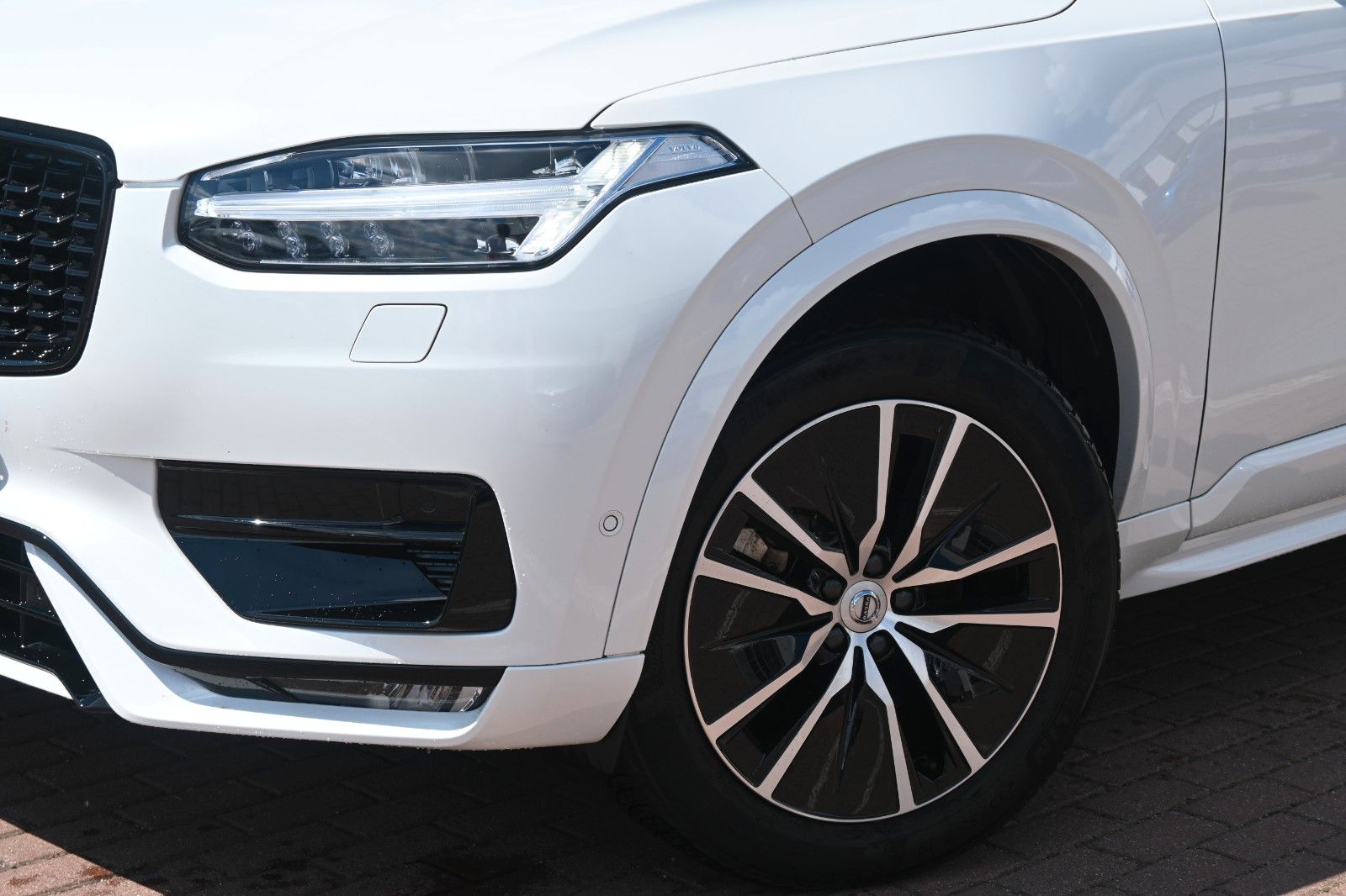 Fahrzeugabbildung Volvo B5D Ultimate Dark HK*HUD*PANO*STHZ*360*STHZ*AHK*