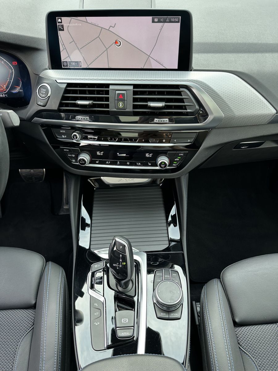 Fahrzeugabbildung BMW X4 xDrive30i M-Sport NAV+LED+PANO+360°+20ZO+HIFI