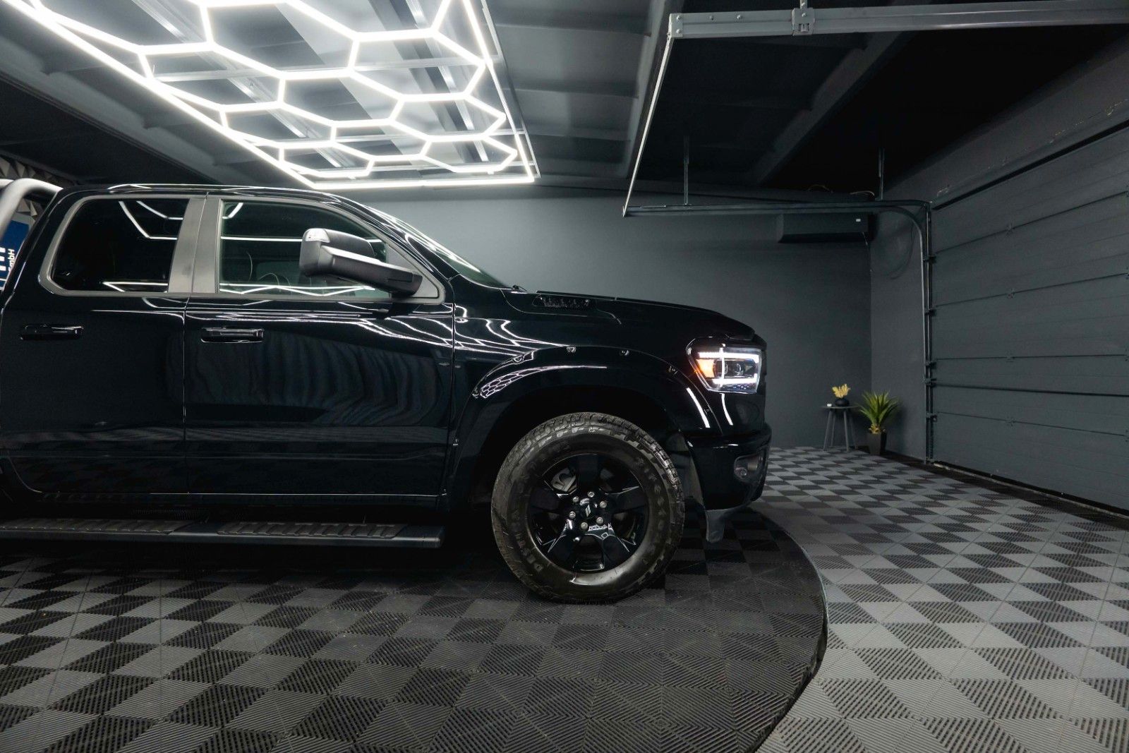 Fahrzeugabbildung Dodge RAM 5.7 V8 HEMI 4x4 OFFROAD Night-Paket LONGBED