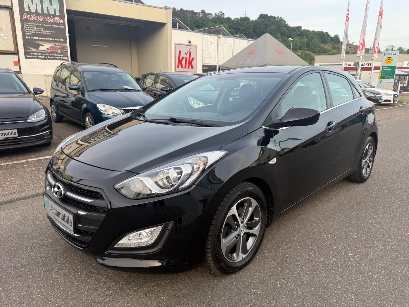 Hyundai i30 blue 1.6 CRDi 100kW Style