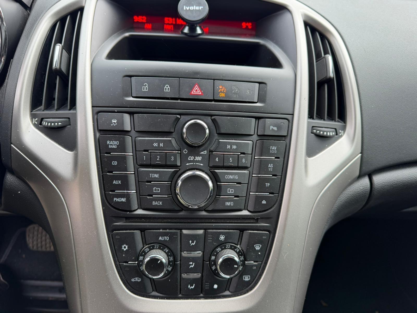 Opel Astra 2011 — photo 5