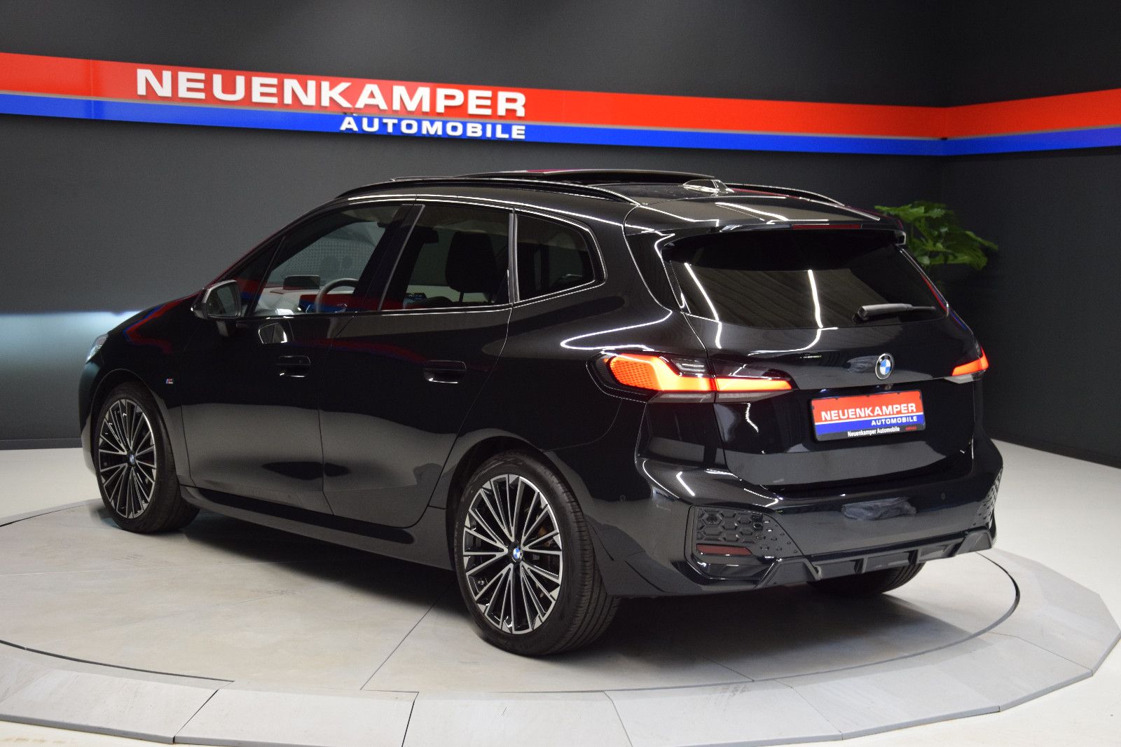 Fahrzeugabbildung BMW 218i Active Tourer M Sport Pano HuD ACC h/k