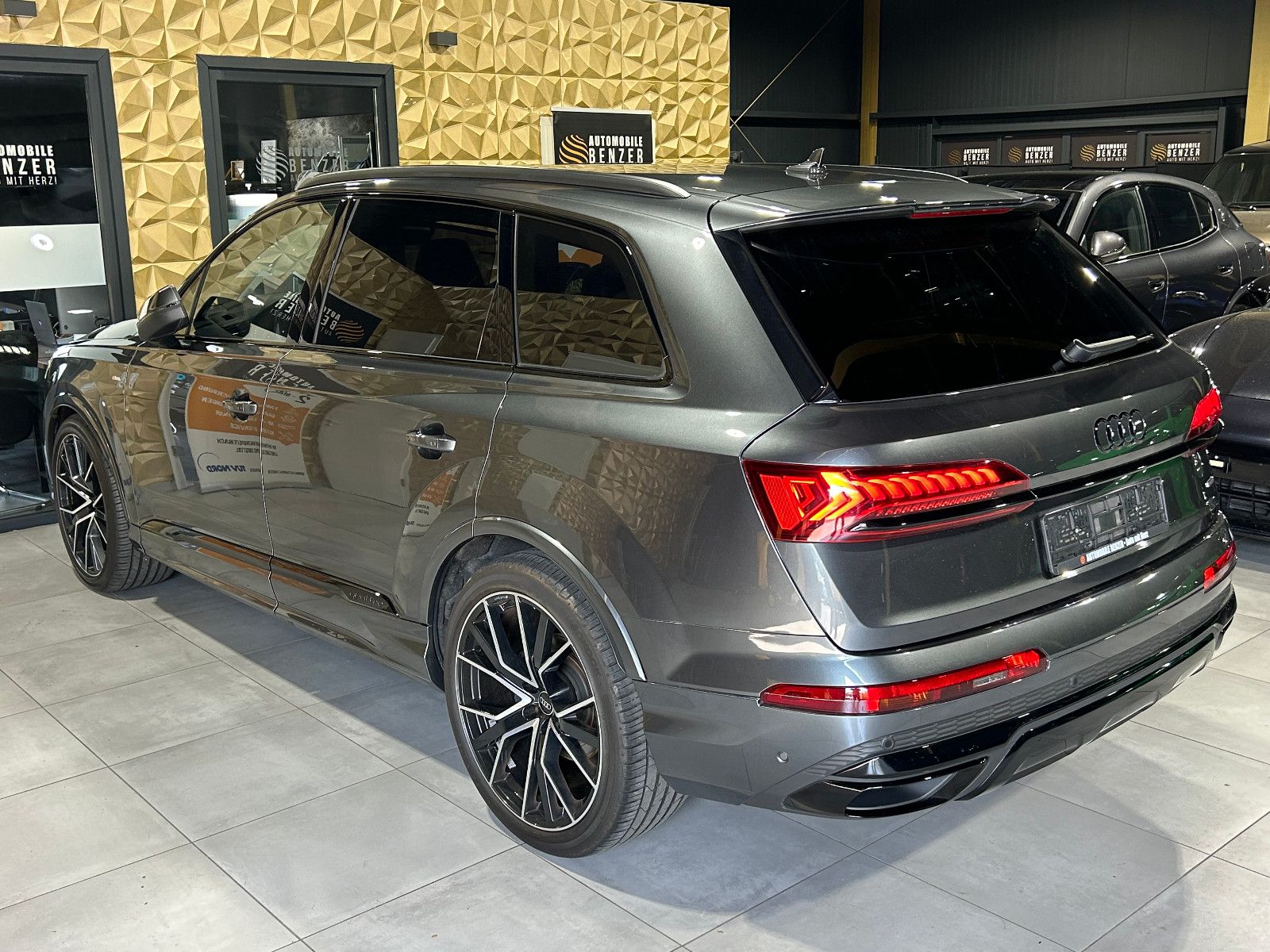 Fahrzeugabbildung Audi Q7 50 TDI quattro/S-LINE/HEAD-UP/COMPETITION/NAV
