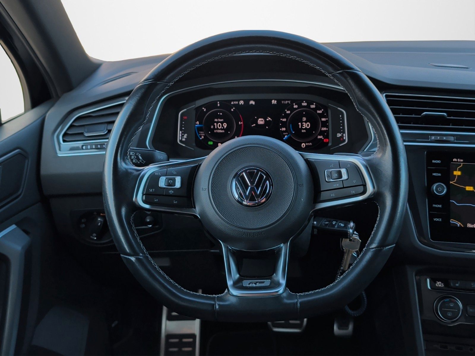 Fahrzeugabbildung Volkswagen TIGUAN 2.0 TDI R-LINE BLACKSTYLE HUD 19" AHK KAM