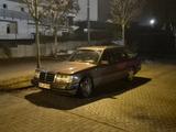 Mercedes-Benz W 124, 220 E, statt Weihnachtsschlitten - Mercedes-Benz 220 aus 1992