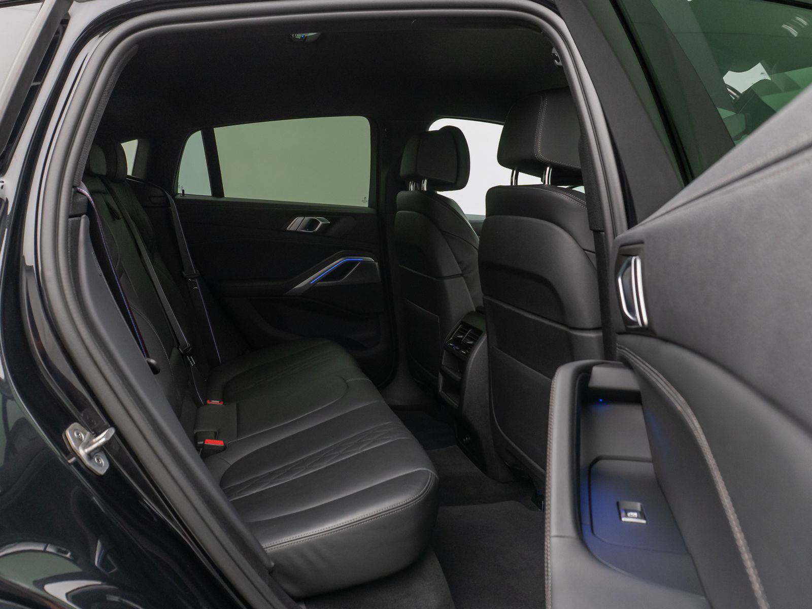 Fahrzeugabbildung BMW X6 xD30d M Sport DAB 360°DisplKey AHK Alarm 22"