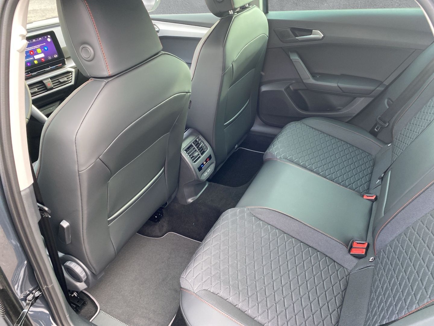 Fahrzeugabbildung SEAT Leon Sportstourer FR 2.0 TDI EU6d Navi digitales