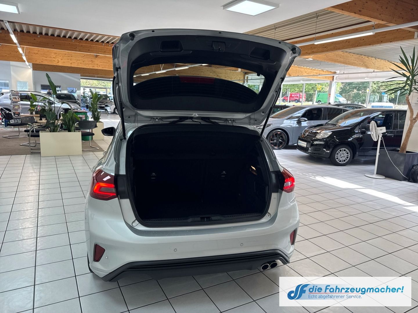 Fahrzeugabbildung Ford Focus ST-Line Navi LED ACC Apple CarPlay Android