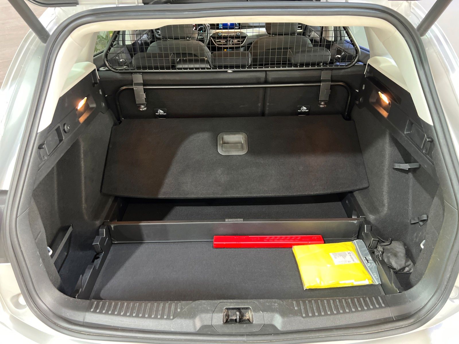 Fahrzeugabbildung Ford Focus Turnier  1,5 TDCI *E-HECKKLAP *SPUR*DAB*