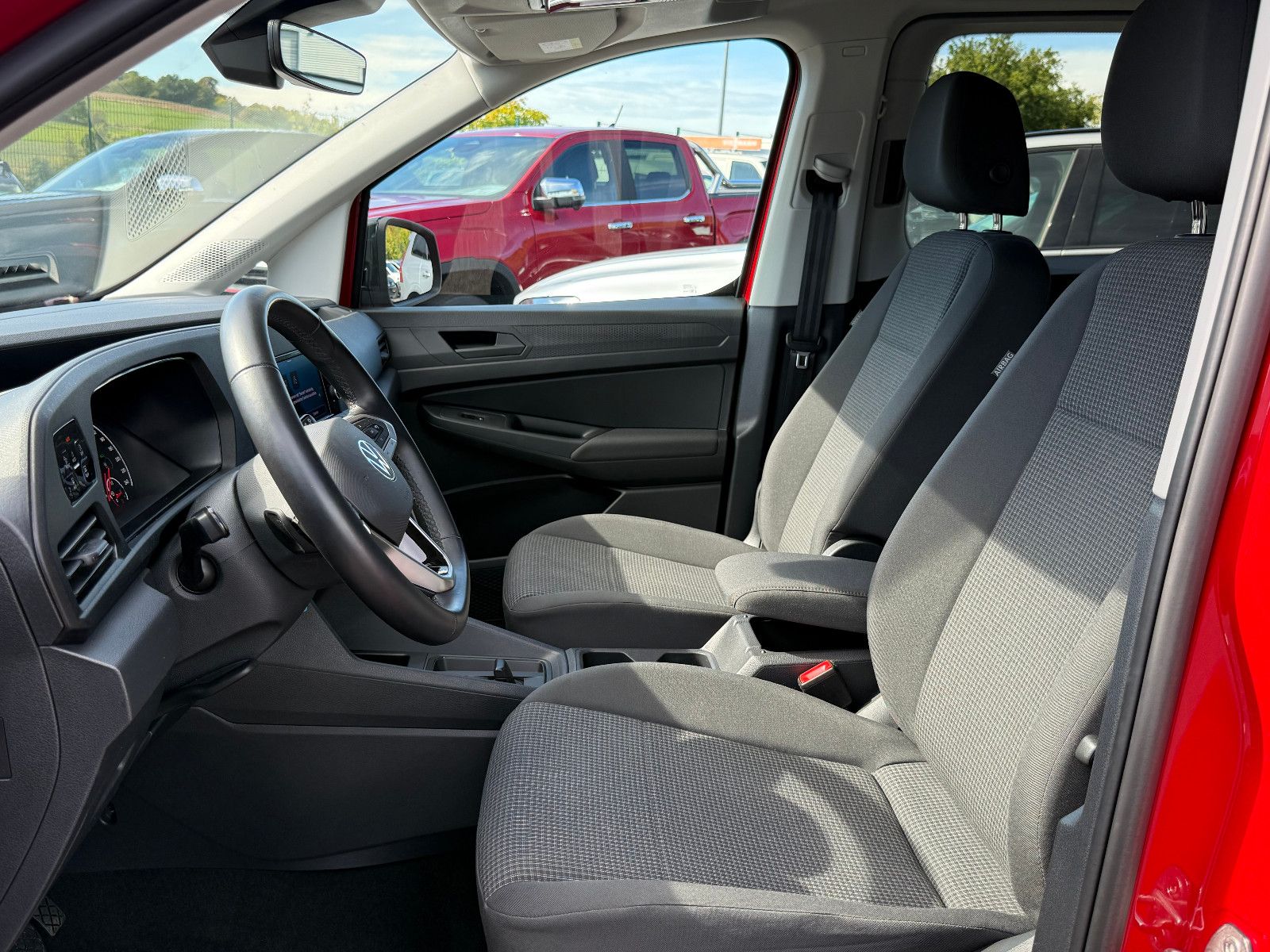 Fahrzeugabbildung Volkswagen Caddy California Maxi DSG ACC AHK LED Kam Sthz