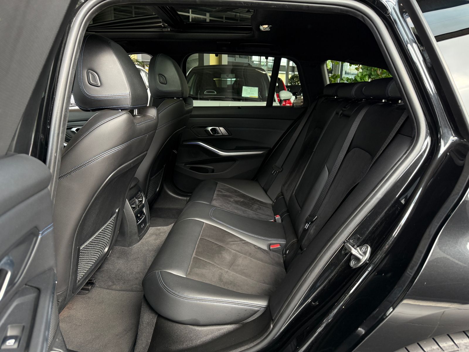 Fahrzeugabbildung BMW 320d xDrive M Sport PANO KAM LED